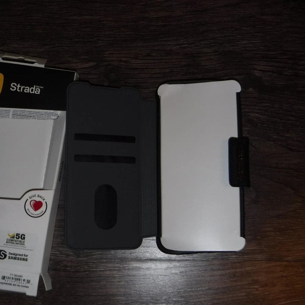 Otterbox‎ Strada Series Black Leather Case for Samsung Galaxy S22